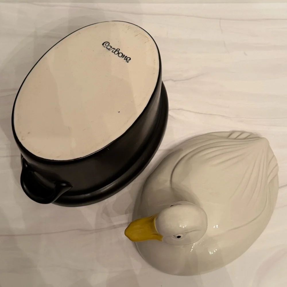 Vintage Hall Carbone White Duck on Black Nest Covered Casserole